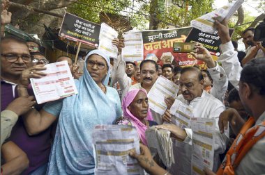 NEW DELHI INDIA SEPTEMBER 12024 Delhi BJP Başkanı Virendra Sachdeva Jhuggi Jhopri Jan Akrosh gösterileri sırasında Chitra Vihar JJ Basti 'deki varoş ve hizmet kolonisi sakinlerinin 120 Eylül' de karşılaştıkları sorunları vurgulamak için diğer liderlerle birlikte