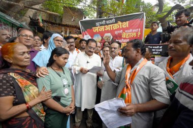 NEW DELHI INDIA SEPTEMBER 12024 Delhi BJP Başkanı Virendra Sachdeva Jhuggi Jhopri Jan Akrosh gösterileri sırasında Chitra Vihar JJ Basti 'deki varoş ve hizmet kolonisi sakinlerinin 120 Eylül' de karşılaştıkları sorunları vurgulamak için diğer liderlerle birlikte