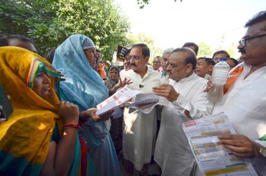 NEW DELHI INDIA SEPTEMBER 12024 Delhi BJP Başkanı Virendra Sachdeva Jhuggi Jhopri Jan Akrosh gösterileri sırasında Chitra Vihar JJ Basti 'deki varoş ve hizmet kolonisi sakinlerinin 120 Eylül' de karşılaştıkları sorunları vurgulamak için diğer liderlerle birlikte