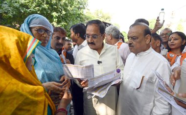 NEW DELHI INDIA SEPTEMBER 12024 Delhi BJP Başkanı Virendra Sachdeva Jhuggi Jhopri Jan Akrosh gösterileri sırasında Chitra Vihar JJ Basti 'deki varoş ve hizmet kolonisi sakinlerinin 120 Eylül' de karşılaştıkları sorunları vurgulamak için diğer liderlerle birlikte