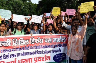 NEW DELHI INDIA SEPTEMBER 12024 DTC otobüs mareşalleri 1 Eylül 2024 tarihinde Connaught Place 'de Delhi hükümetini ve Delhi LG' yi protesto ettiler.