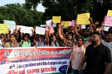 NEW DELHI INDIA SEPTEMBER 12024 DTC otobüs mareşalleri 1 Eylül 2024 tarihinde Connaught Place 'de Delhi hükümetini ve Delhi LG' yi protesto ettiler.