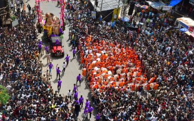 MUMBAI INDIA 31 AĞUSTOS 2024 İdol Lordu Ganesh putunu taşıyan dindarlar 31 Ağustos 2024 'te Mumbai Hindistan' da yapılacak Ganesh Festivali için pandala doğru gidiyorlar. 
