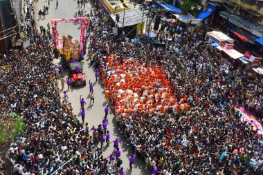 MUMBAI INDIA 31 AĞUSTOS 2024 İdol Lordu Ganesh putunu taşıyan dindarlar 31 Ağustos 2024 'te Mumbai Hindistan' da yapılacak Ganesh Festivali için pandala doğru gidiyorlar. 