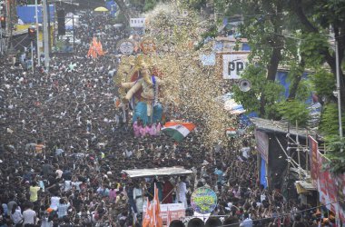 MUMBAI INDIA AUGUST 31 2024 Thousands of Devotees crowds gathered at Chinchpokli Lalbaug for the arrival of the Chintaamani Ganesh idol towards the pandal for the upcoming Ganesh Festival on August 31 2024 in Mumbai India Photo by Bhushan Koyande Hin