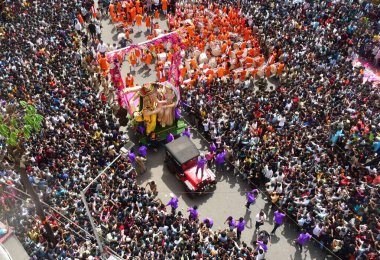 MUMBAI INDIA 31 AĞUSTOS 2024 İdol Lordu Ganesh putunu taşıyan dindarlar 31 Ağustos 2024 'te Mumbai Hindistan' da yapılacak Ganesh Festivali için pandala doğru gidiyorlar. 
