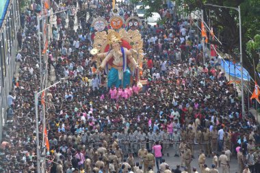 MUMBAI INDIA 31 AĞUSTOS 2024 Binlerce dindar, Chinchpokli Lalbaug 'da toplandı. Çinli Ganesh putu, 31 Ağustos 2024' te Mumbai 'de yapılacak Ganesh Festivali için pandala doğru geldi. Fotoğraf: Bhushan Koyande Hin