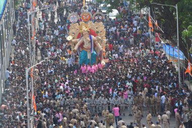 MUMBAI INDIA AUGUST 31 2024 Thousands of Devotees crowds gathered at Chinchpokli Lalbaug for the arrival of the Chintaamani Ganesh idol towards the pandal for the upcoming Ganesh Festival on August 31 2024 in Mumbai India Photo by Bhushan Koyande Hin clipart