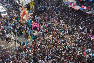 MUMBAI INDIA 31 AĞUSTOS 2024 Binlerce dindar, Chinchpokli Lalbaug 'da toplandı. Çinli Ganesh putu, 31 Ağustos 2024' te Mumbai 'de yapılacak Ganesh Festivali için pandala doğru geldi. Fotoğraf: Bhushan Koyande Hin