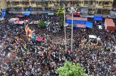 MUMBAI INDIA 31 AĞUSTOS 2024 Binlerce dindar, Chinchpokli Lalbaug 'da toplandı. Çinli Ganesh putu, 31 Ağustos 2024' te Mumbai 'de yapılacak Ganesh Festivali için pandala doğru geldi. Fotoğraf: Bhushan Koyande Hin