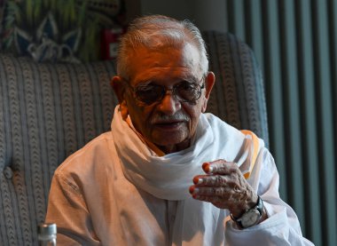 MUMBAI INDIA 31 AĞUSTOS 2024 Hintli Urdu şair yazar ve senarist Gülzar 31 Ağustos 2024 'te Mumbai' deki One World Center 'da yayınlanan Dhoop Aane Do kitap tanıtımında Raju Shinde Hindustan Times