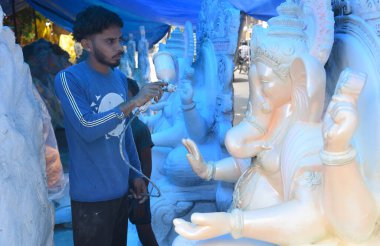 GHAZIABAD INDIA 30 AĞUSTOS 2024 Bir heykeltıraş Efendi Ganesha 'nın bir putunu Sahip Babad Tren İstasyonu yakınlarındaki Ganesh Chaturthi için 30 Ağustos 2024' te Gaziabad Hindistan Fotoğrafı: Sakib Ali Hindustan Times