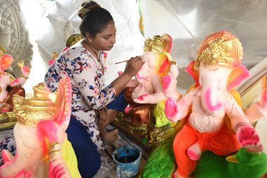 GHAZIABAD INDIA 30 AĞUSTOS 2024 Bir heykeltıraş Efendi Ganesha 'nın bir putunu Sahip Babad Tren İstasyonu yakınlarındaki Ganesh Chaturthi için 30 Ağustos 2024' te Gaziabad Hindistan Fotoğrafı: Sakib Ali Hindustan Times 