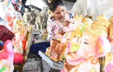 GHAZIABAD INDIA 30 AĞUSTOS 2024 Bir heykeltıraş Efendi Ganesha 'nın bir putunu Sahip Babad Tren İstasyonu yakınlarındaki Ganesh Chaturthi için 30 Ağustos 2024' te Gaziabad Hindistan Fotoğrafı: Sakib Ali Hindustan Times 