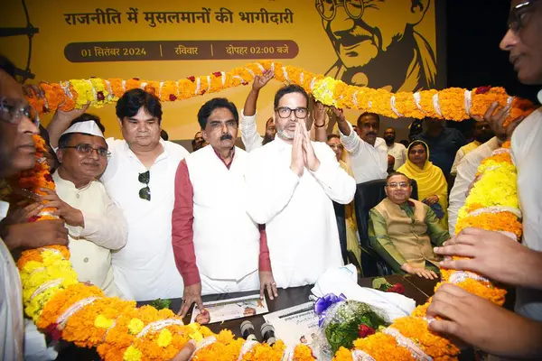 stock image PATNA INDIA SEPTEMBER 1 2024 Jan Suraj founder Prashant Kishore being garlanded during Muslim Leadership Conference at Bapu Sabhagar on September 1 2024 in Patna India Photo by Santosh Kumar Hindustan Times 