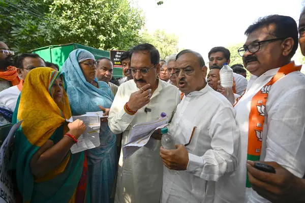 NEW DELHI INDIA SEPTEMBER 12024 Delhi BJP Başkanı Virendra Sachdeva Jhuggi Jhopri Jan Akrosh gösterileri sırasında Chitra Vihar JJ Basti 'deki varoş ve hizmet kolonisi sakinlerinin 120 Eylül' de karşılaştıkları sorunları vurgulamak için diğer liderlerle birlikte