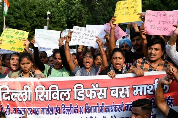 NEW DELHI INDIA SEPTEMBER 12024 DTC otobüs mareşalleri 1 Eylül 2024 tarihinde Connaught Place 'de Delhi hükümetini ve Delhi LG' yi protesto ettiler.