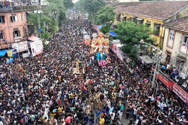 stock image MUMBAI INDIA AUGUST 31 2024 Thousands of Devotees crowds gathered at Chinchpokli Lalbaug for the arrival of the Chintaamani Ganesh idol towards the pandal for the upcoming Ganesh Festival on August 31 2024 in Mumbai India Photo by Bhushan Koyande Hin