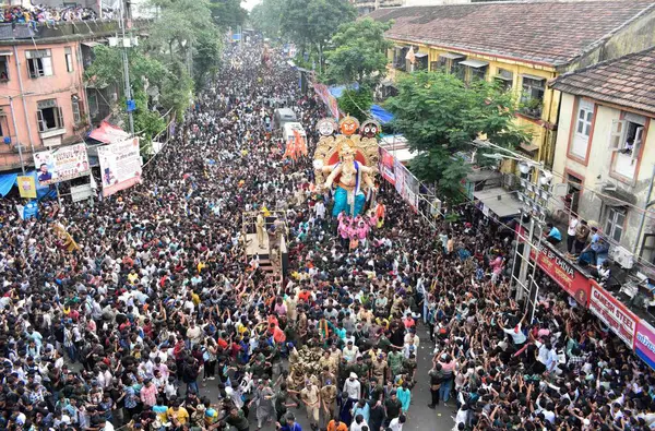 stock image MUMBAI INDIA AUGUST 31 2024 Thousands of Devotees crowds gathered at Chinchpokli Lalbaug for the arrival of the Chintaamani Ganesh idol towards the pandal for the upcoming Ganesh Festival on August 31 2024 in Mumbai India Photo by Bhushan Koyande Hin