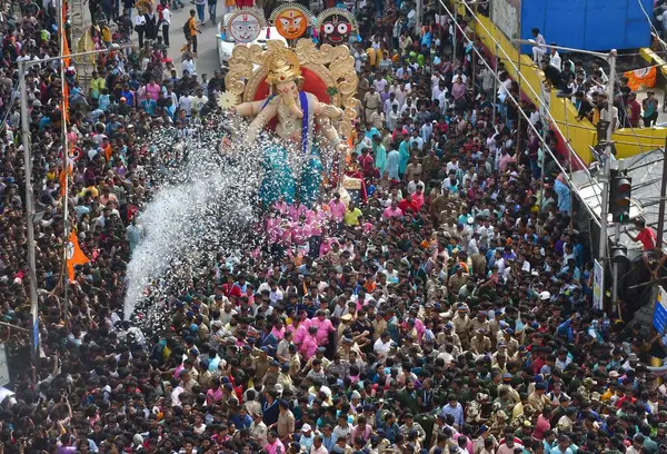 stock image MUMBAI INDIA AUGUST 31 2024 Thousands of Devotees crowds gathered at Chinchpokli Lalbaug for the arrival of the Chintaamani Ganesh idol towards the pandal for the upcoming Ganesh Festival on August 31 2024 in Mumbai India Photo by Bhushan Koyande Hin