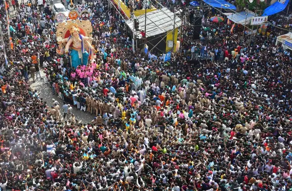 stock image MUMBAI INDIA AUGUST 31 2024 Thousands of Devotees crowds gathered at Chinchpokli Lalbaug for the arrival of the Chintaamani Ganesh idol towards the pandal for the upcoming Ganesh Festival on August 31 2024 in Mumbai India Photo by Bhushan Koyande Hin