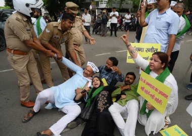 LUCKnow INDIA SEPTEMBER 2 2024 Aam Admi parti çalışanları, Aam Admi Parti Ofisi 'nde aktör ve BJP milletvekili Kangana Ranaut' a karşı düzenlenen protesto sırasında gözaltına alındı. Fotoğraf: Deepak Gupak Hindustan Times