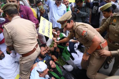 LUCKnow INDIA SEPTEMBER 2 2024 Aam Admi parti çalışanları, Aam Admi Parti Ofisi 'nde aktör ve BJP milletvekili Kangana Ranaut' a karşı düzenlenen protesto sırasında gözaltına alındı. Fotoğraf: Deepak Gupak Hindustan Times