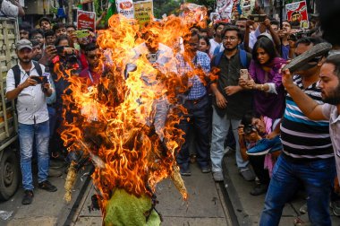 KOLKATA INDIA SEPTEMBER 2. 2024 Protestocu doktorlar, üniversite sokağından Lalbazar polis merkezine doğru yürürken, bir stajyer doktora tecavüz ve cinayet iddialarını protesto etmek ve istifa talebinde bulunmak için bir CP Vineet Goyal heykeli oluşturdular. 