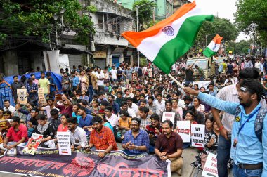 KOLKATA INDIA SEPTEMBER 2 2024 Farklı tıp hastanelerinden diğer tıp uzmanlarıyla birlikte bir stajyer doktora tecavüz ve cinayet iddialarını protesto etmek için Lalbazar Mart polis merkezini College Caddesi 'nden çıkardılar. 