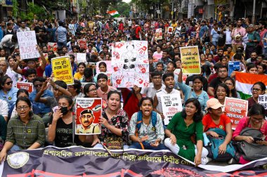 KOLKATA INDIA SEPTEMBER 2 2024 Farklı tıp hastanelerinden diğer tıp uzmanlarıyla birlikte bir stajyer doktora tecavüz ve cinayet iddialarını protesto etmek için Lalbazar Mart polis merkezini College Caddesi 'nden çıkardılar. 