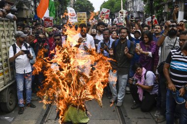 KOLKATA INDIA SEPTEMBER 2. 2024 Protestocu doktorlar, üniversite sokağından Lalbazar polis merkezine doğru yürürken, bir stajyer doktora tecavüz ve cinayet iddialarını protesto etmek ve istifa talebinde bulunmak için bir CP Vineet Goyal heykeli oluşturdular. 