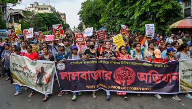 KOLKATA INDIA SEPTEMBER 2 2024 Farklı tıp hastanelerinden diğer tıp uzmanlarıyla birlikte bir stajyer doktora tecavüz ve cinayet iddialarını protesto etmek için Lalbazar Mart polis merkezini College Caddesi 'nden çıkardılar. 