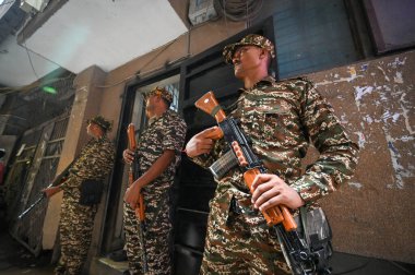 Aam Admi Partisi 'nden Amanatullah Khan MLA' nın konutu önünde konuşlandırılan NEW DELHI INDIA SEPTEMBER 2 2024 Güvenlik görevlileri, Aam Admi Partisi yetkilileri tarafından Batla House Amanatullah Khan 'daki konutunda yapılan aramaları sürdürürken ED tarafından tutuklandı. 