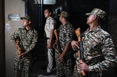 Aam Admi Partisi 'nden Amanatullah Khan MLA' nın konutu önünde konuşlandırılan NEW DELHI INDIA SEPTEMBER 2 2024 Güvenlik görevlileri, Aam Admi Partisi yetkilileri tarafından Batla House Amanatullah Khan 'daki konutunda yapılan aramaları sürdürürken ED tarafından tutuklandı. 