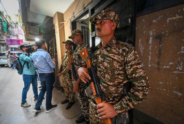 Aam Admi Partisi 'nden Amanatullah Khan MLA' nın konutu önünde konuşlandırılan NEW DELHI INDIA SEPTEMBER 2 2024 Güvenlik görevlileri, Aam Admi Partisi yetkilileri tarafından Batla House Amanatullah Khan 'daki konutunda yapılan aramaları sürdürürken ED tarafından tutuklandı. 