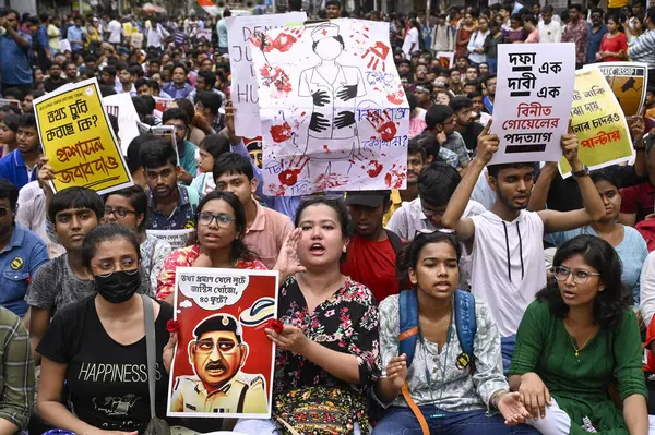 stock image KOLKATA INDIA SEPTEMBER 2 2024 Junior doctors along with other medical professionals from different Medical Hospitals take out the Lalbazar March police headquarter from College Street to protest against alleged rape and murder of a trainee doctor 