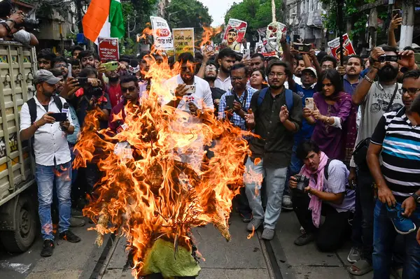 stock image KOLKATA INDIA SEPTEMBER 2 2024 Protesting doctors brun an effigy of CP Vineet Goyal as they march towards Lalbazar police headquarter from College Street to protest against alleged rape and murder of a trainee doctor and demand resignation 