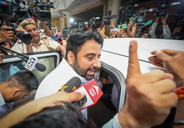 NEW DELHI INDIA SEPTEMBER 2 2024 Amanatullah Khan MLA Aam Admi Partisi yetkilileri tarafından tutuklandıktan sonra Amanatullah Khan, PMLA Para Aklama Yasası uyarınca ED tarafından tutuklandı