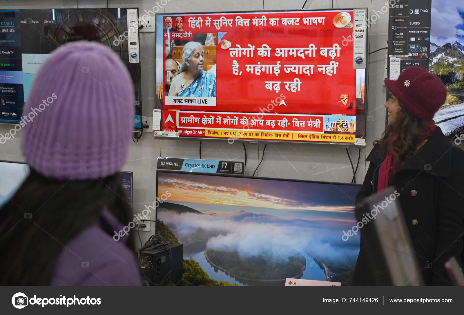 New Delhi India February 2024 People Watch Union Budget 202425 — Stock