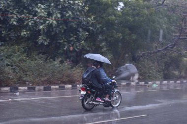 GURUGRAM INDIA FEBRUARY 12024 hafif yağmur sırasında GurugramSohna yolunda Rajiv Chowk alt geçidinde görüldü. 1 Şubat 2024 'te Hindistan Gurugram' da. Fotoğraf: Parveen Kumar Hindustan Times 