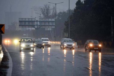 GURUGRAM INDIA FEBRUARY 12024 hafif yağmur sırasında GurugramSohna yolunda Rajiv Chowk alt geçidinde görüldü. 1 Şubat 2024 'te Hindistan Gurugram' da. Fotoğraf: Parveen Kumar Hindustan Times 