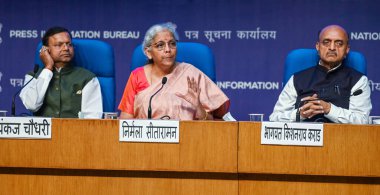 NEW DELHI INDIA FEBRUARY 12024 FM Nirmala Sitharaman MoS Bhagwat kishanrao karad MoS Pankaj chaudhary ile birlikte Ulusal Basın Konferansı sırasında 1 Şubat 2024 tarihinde Yeni Delhi Hindistan 'da Raj K Hindustan Time