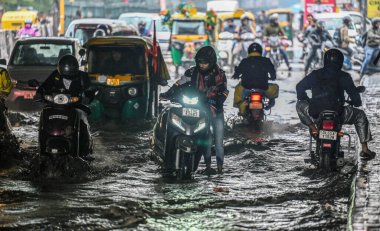 NEW DELHI INDIA FEBRUARY 12024 Şiddetli yağmurların ardından şehir Pandav Nagar Altgeçidinde 1 Şubat 2024 'te Yeni Hindistan' da Raj K Raj Hindustan Times tarafından çekilmiştir. 