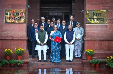 NEW DELHI INDIA FEBRUARY 12024 Nirmala Sitharaman Sendikası Maliye Bakanı Bhagwat Karad ve Pankaj Chaudhary MOS Finans Bakanlığı, geçici bütçe 2024 