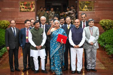 NEW DELHI INDIA FEBRUARY 12024 Nirmala Sitharaman Sendikası Maliye Bakanı Bhagwat Karad ve Pankaj Chaudhary MOS Finans Bakanlığı, geçici bütçe 2024 