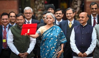 NEW DELHI INDIA FEBRUARY 12024 Nirmala Sitharaman Sendikası Maliye Bakanı Bhagwat Karad ve Pankaj Chaudhary MOS Finans Bakanlığı, geçici bütçe 2024 