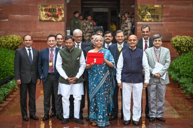 NEW DELHI INDIA FEBRUARY 12024 Nirmala Sitharaman Sendikası Maliye Bakanı Bhagwat Karad ve Pankaj Chaudhary MOS Finans Bakanlığı, geçici bütçe 2024 