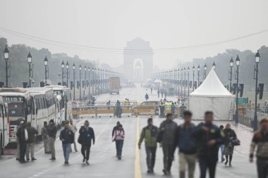 NEW DELHI INDIA FEBRUARY 12024 Hafif çiseleme ve soğuk esinti sırasında Kartavya Yolu 'nda görüldü 1 Şubat 2024' te Yeni Delhi 'de. Fotoğraf: Sanchit Khanna Hindustan Times 