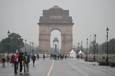NEW DELHI INDIA FEBRUARY 12024 Hafif çiseleme ve soğuk esinti sırasında Kartavya Yolu 'nda görüldü 1 Şubat 2024' te Yeni Delhi 'de. Fotoğraf: Sanchit Khanna Hindustan Times 