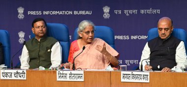NEW DELHI INDIA FEBRUARY 12024 Birlik Maliye Bakanı Nirmala Sitharaman ve MoS Finans Bakanı Pankaj Choudwat Khagwo Karad ve diğer takım üyeleri 1 Şubat 2024 tarihinde NMC 'de geçici bütçe 2024 yılında NMC' de basın mensuplarına seslendi.